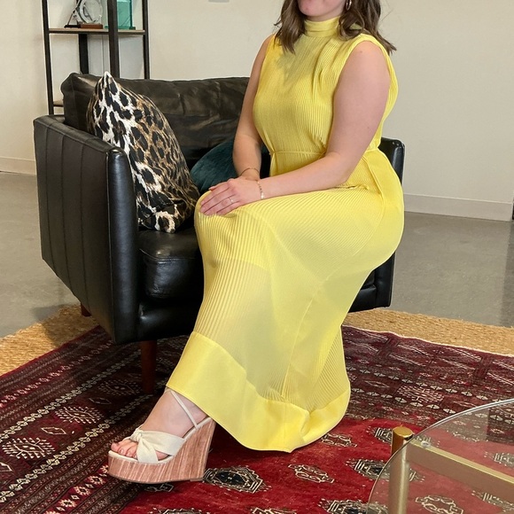 Elegant Yellow Sleeveless Dress - Picture 4 of 4